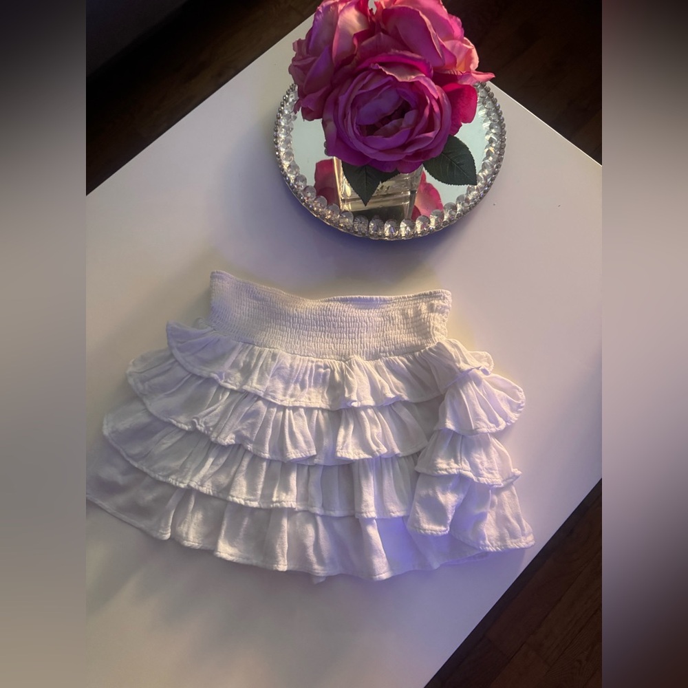 Subdued White Flared Ruffle Mini Skirt Size XS 🌷✨